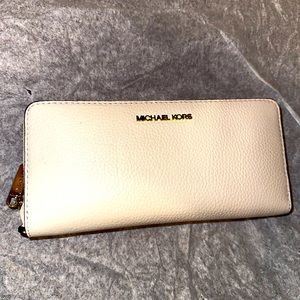 New with tags AUTHENTIC Michael Kors clutch